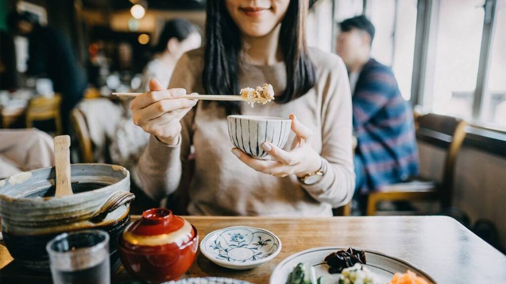 japanese eating rice 1024x575 japanese eating rice 1024x575