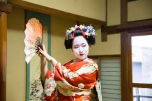 geisha performance 2500x1667