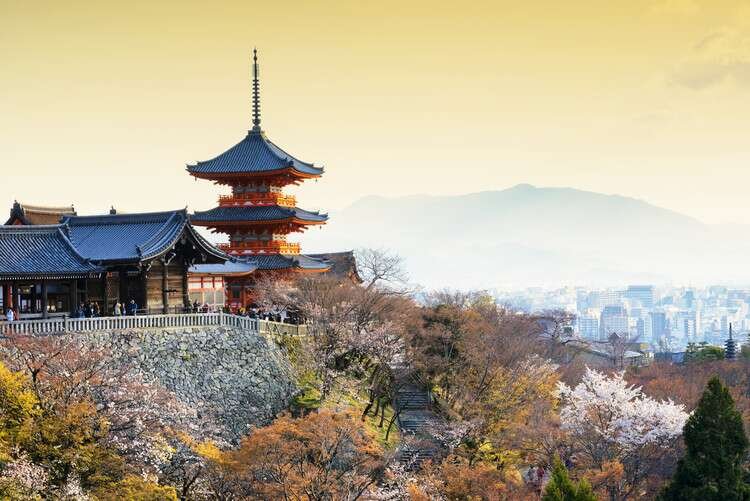 kiyomizu dera temple at sunset i83278 750x501